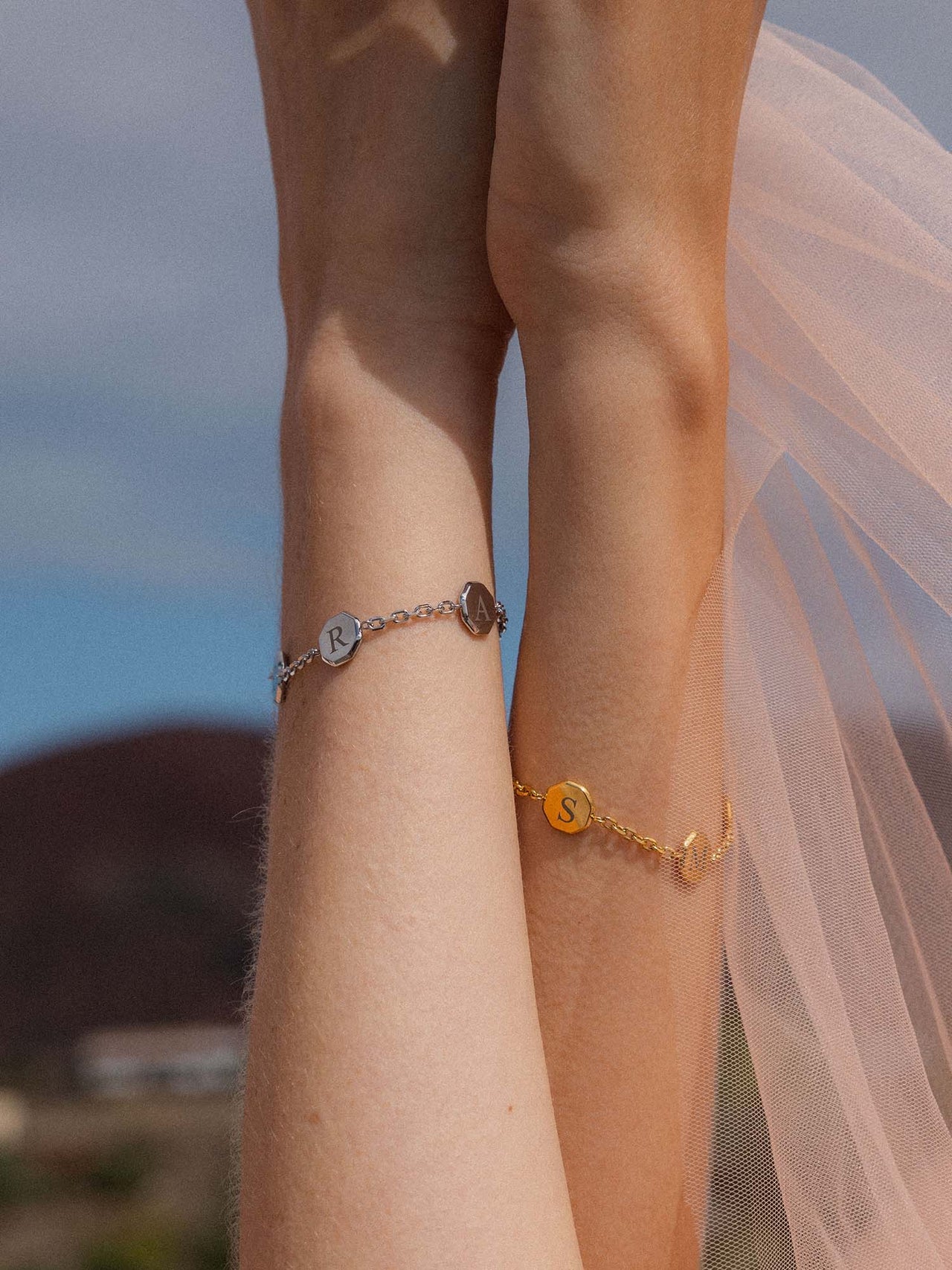 Eternal Connection Armband-Set aus gold- und silberfarbenem Edelstahl mit gravierten Anhängern, stilvoll am Handgelenk.